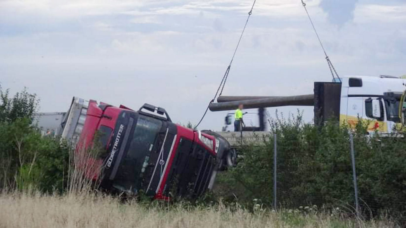 Ciężarówka zablokowała S8