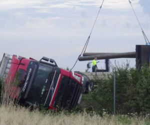 Ciężarówka zablokowała S8