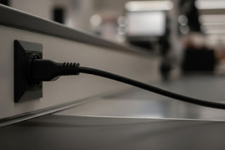 Kasjerka Biedronki porażona prądem. Jakie zaniedbania doprowadziły do dramatu?