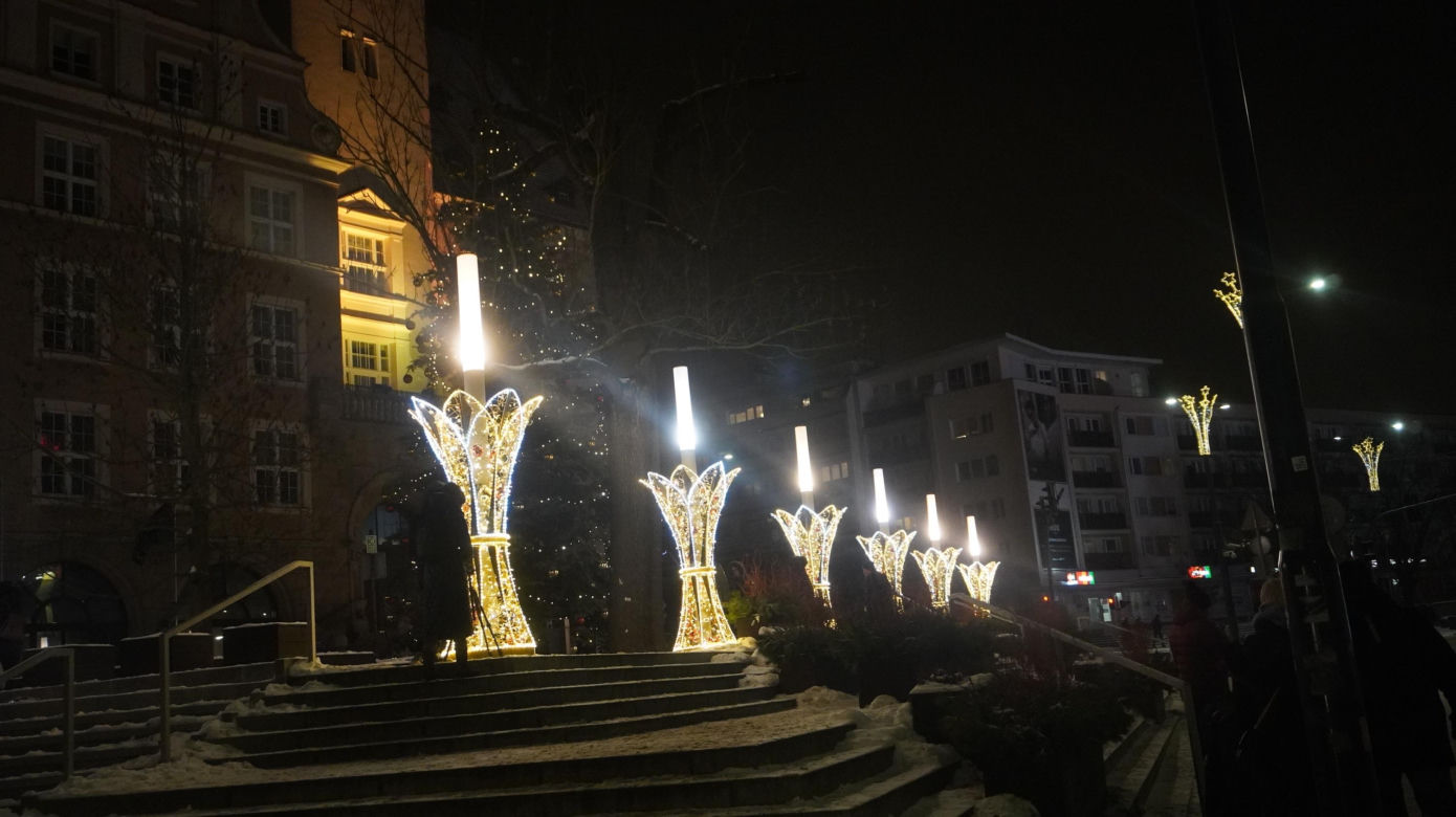 Świąteczne iluminacje w Olsztynie zachwycają. Prawdziwą „gwiazdą” jest choinka na starówce [ZDJĘCIA]