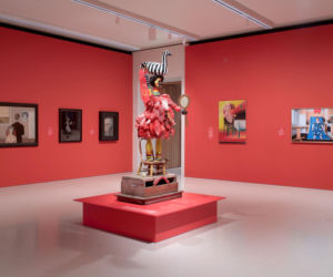 Gdy projekt milczy, przemawia sztuka. Aranżacja wystawy „Kwestia kobieca 1550 – 2025” 