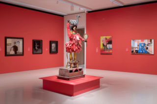 Gdy projekt milczy, przemawia sztuka. Aranżacja wystawy „Kwestia kobieca 1550 – 2025” 