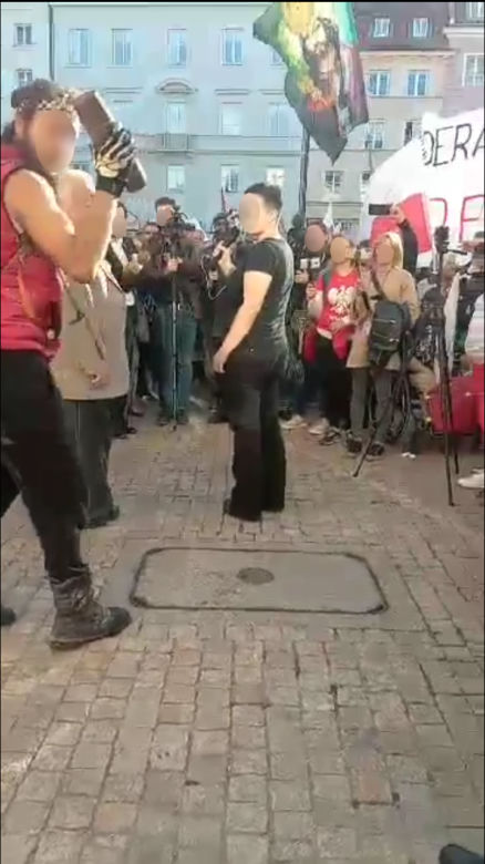 Wielka ewakuacja na Krakowskim Przedmieściu. Mężczyzna położył pocisk na trakcie