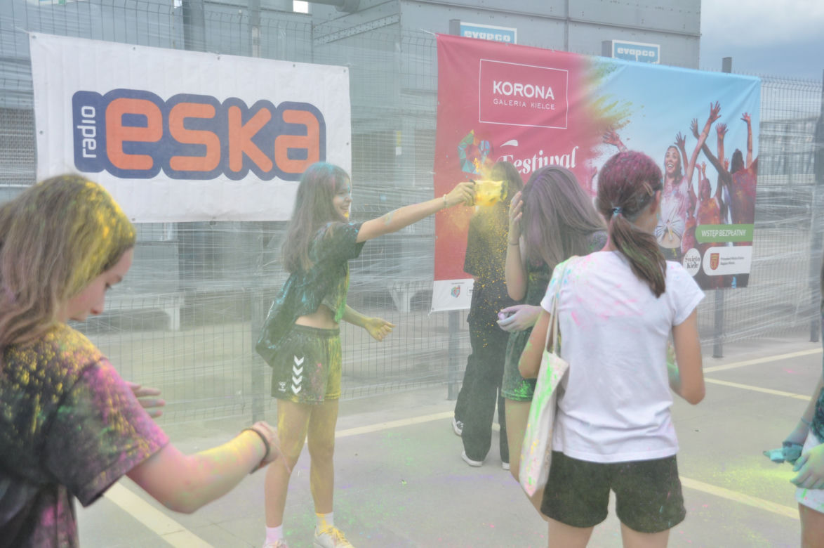 Festiwal kolorów w Kielcach. Szalona zabawa na dachu Galerii Korona