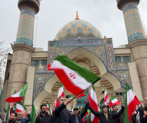 Grupa mężczyzn protestuje w Teheranie przeciwko amerykańsko-izraelskiej inwazji na Iran