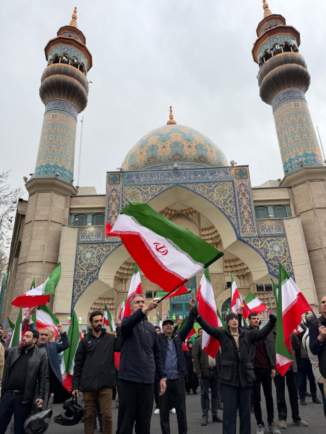 Grupa mężczyzn protestuje w Teheranie przeciwko amerykańsko-izraelskiej inwazji na Iran