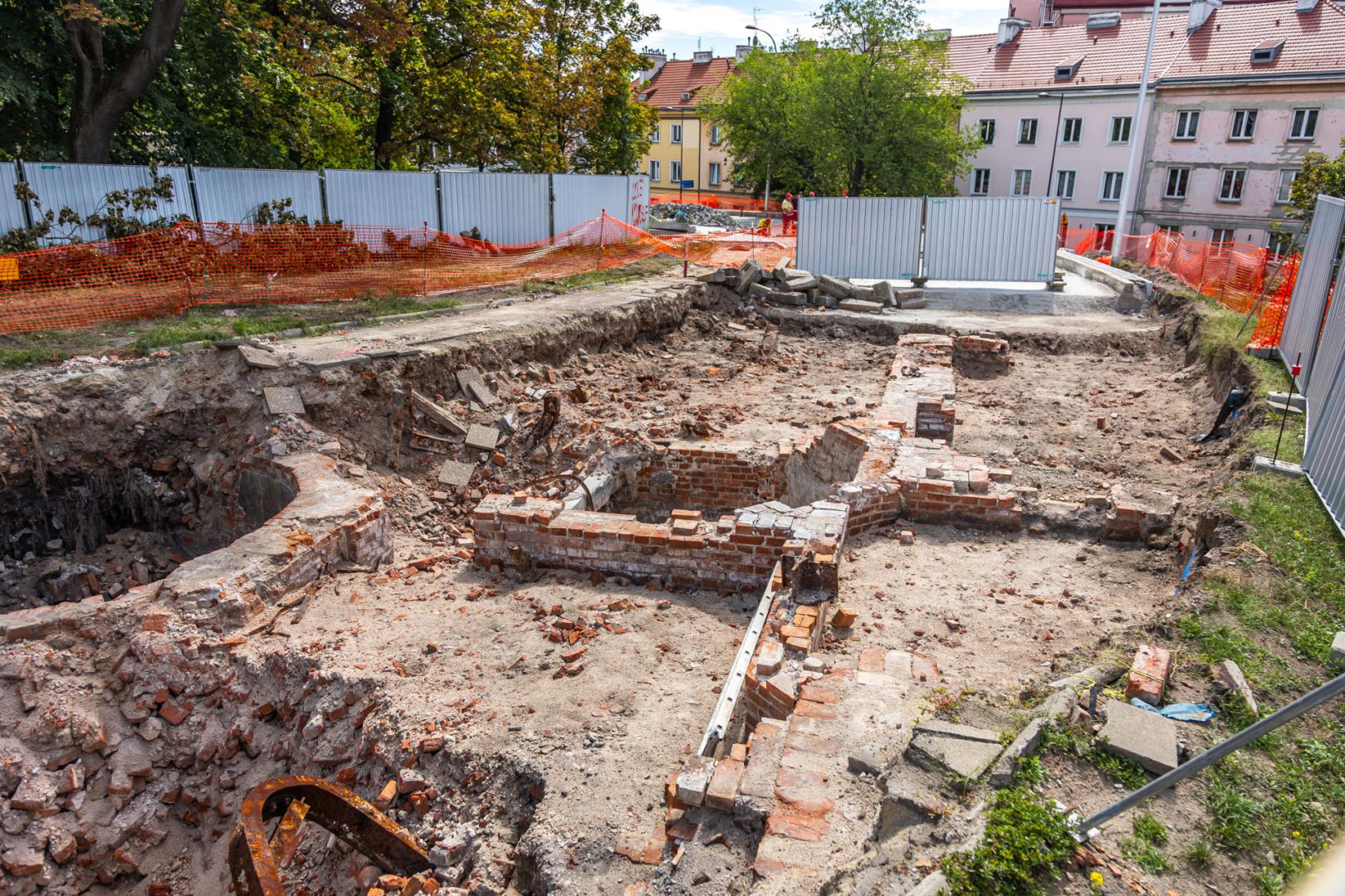 Mariensztat - odkopany fragment elewacji dawnej kamienicy wraz z balkonem