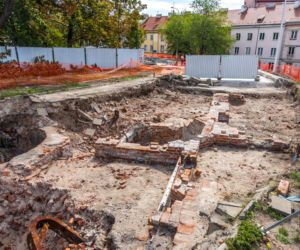Mariensztat - odkopany fragment elewacji dawnej kamienicy wraz z balkonem