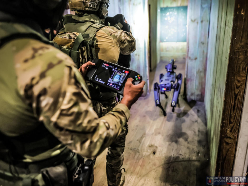 Ma cztery łapy, stalowe serce i właśnie podał łapę policjantowi. „Robopies” nowym hitem w służbach