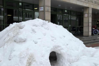 Igloo powstało przed wejściem na Wydział Biologii UW - zima 2026