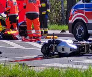 Wypadek w Nowych Żukowicach. Motocyklista ciężko ranny po zderzeniu z samochodem