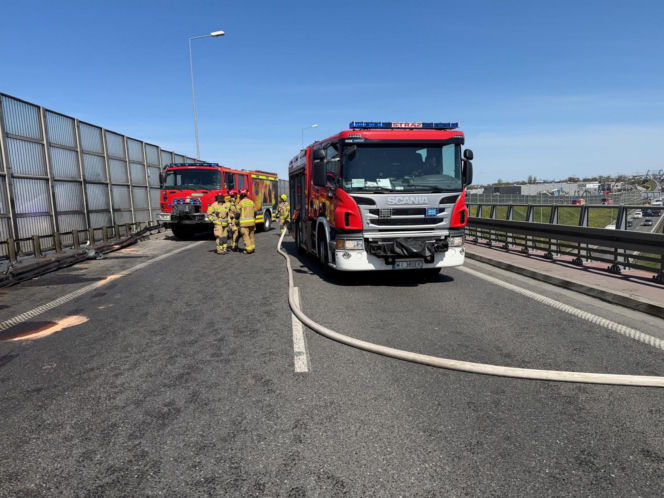 Wypadek na węźle Konotopa. Kierowca uwięziony w cieżąrówce
