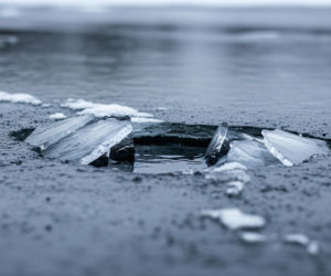 Nieodpowiedzialni turyści na Bałtyku. Lód załamał się pod stopami spacerowiczów w Sopocie?