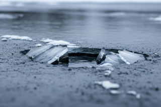 Nieodpowiedzialni turyści na Bałtyku. Lód załamał się pod stopami spacerowiczów w Sopocie?