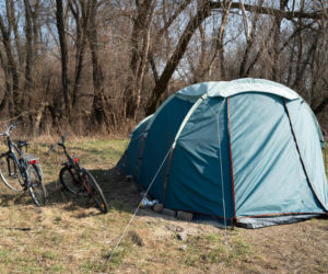 Ich dom to namiot w rezerwacie. Jak Paweł, Agnieszka i Zbyszek zorganizowali życie w cieniu mostu?