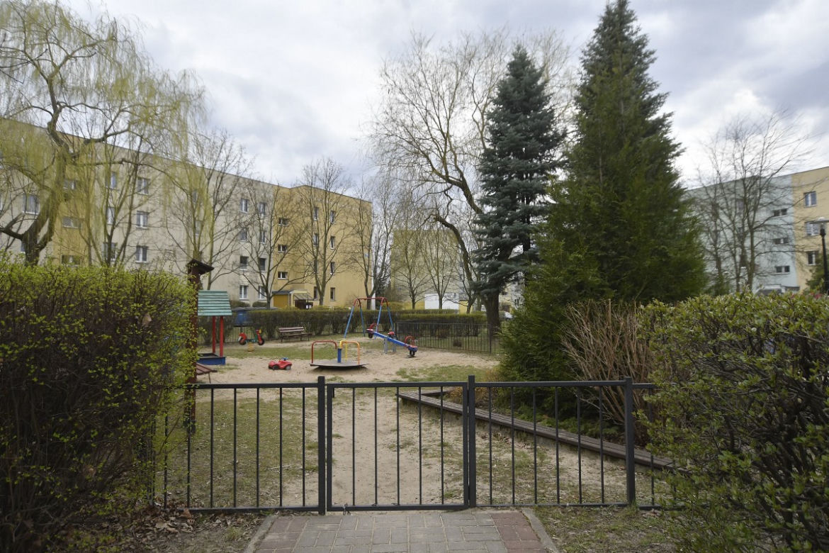 Plac zabaw grozy na Ursynowie. Rodzice drżą o własne dzieci 