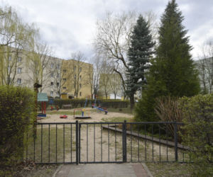 Plac zabaw grozy na Ursynowie. Rodzice drżą o własne dzieci 