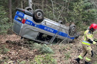 Dachowanie oznakowanego radiowozu na trasie. Policjant chciał uniknąć zderzenia z sarną