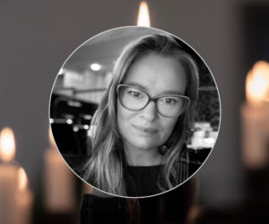 Nie żyje ceniona artystka. Żegnają ją przyjaciele z teatru. Zostało puste miejsce