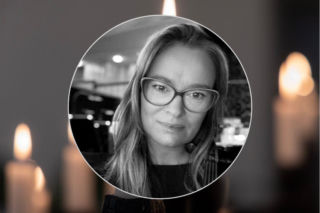 Nie żyje ceniona artystka. Żegnają ją przyjaciele z teatru. Zostało puste miejsce