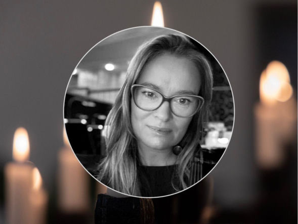 Nie żyje ceniona artystka. Żegnają ją przyjaciele z teatru. Zostało puste miejsce