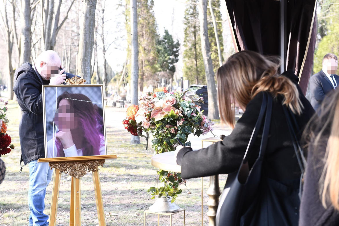 Przejmujący widok na grobie Lizy. To miejsce wyróżnia się na cmentarzu