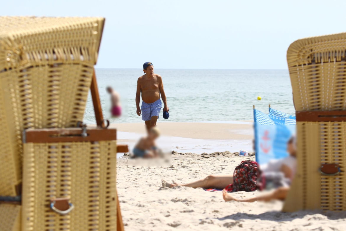 Smutny Englert samotni snuje się po plaży, Zona aktora wybrała zimną północ
