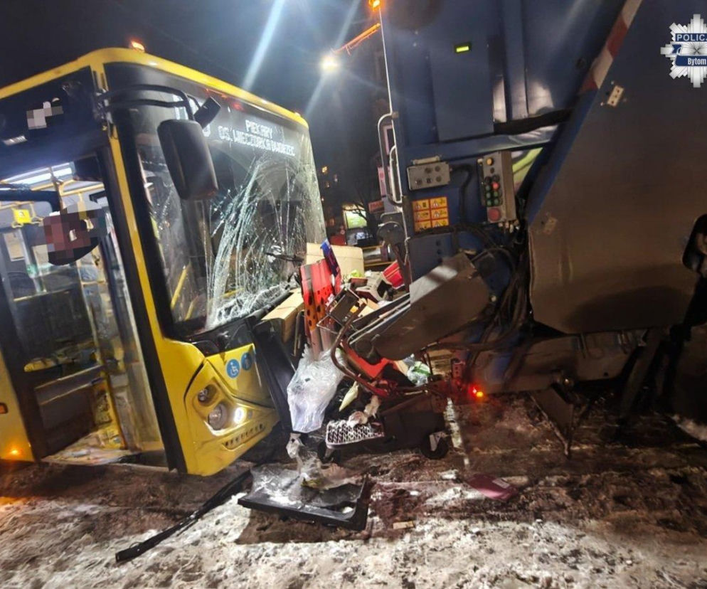 Karambol na Śląsku. Autobus staranował osobówkę i wbił się w śmieciarkę