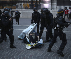 Francja płonie! Wielki atak na policję, dziesiątki rannych