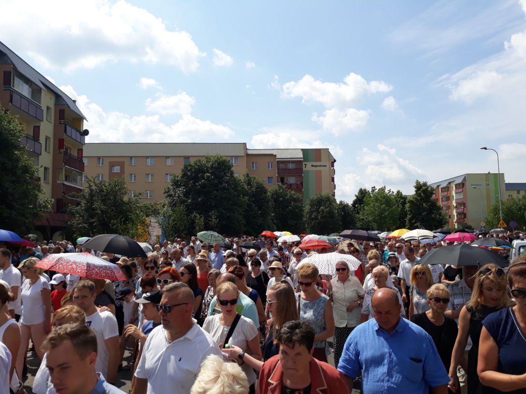 Białystok. Boże Ciało 2019. Wspólna procesja dwóch parafii: św. Jadwigi i NMP z Guadalupe
