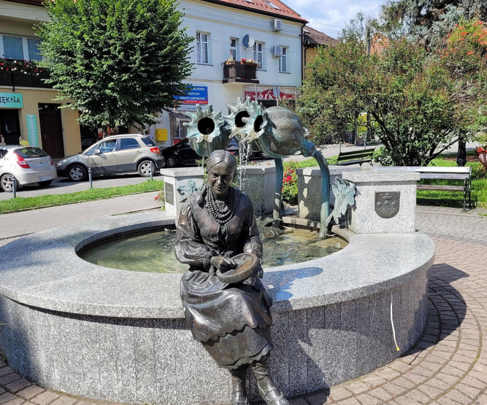Rzeźba hafciarki na fontannie w Makowie Podhalańskim. O historii tego małopolskiego miasta przeczytasz na Eska Kraków.