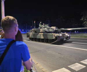 Nocna próba defilady wojskowej w Warszawie