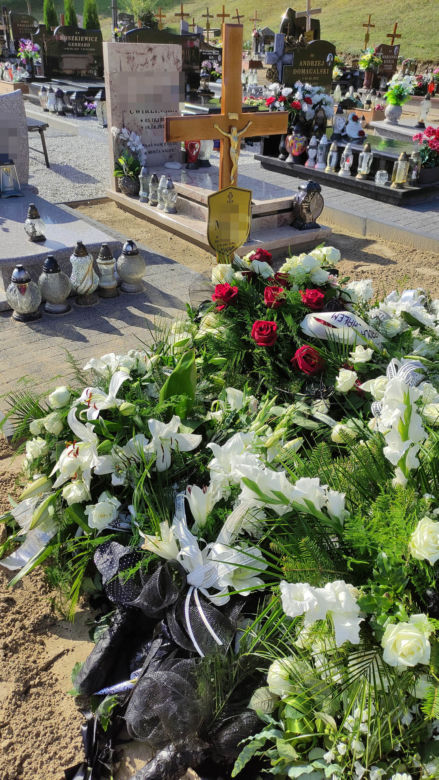 Karol, który zginął w Wabczu, spoczął na cmentarzu w Chełmnie. Grób utonął w białych kwiatach