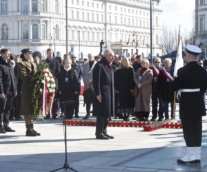 Rocznica katastrofy smoleńskiej. Prezydent Nawrocki uczcił pamięć zmarłych