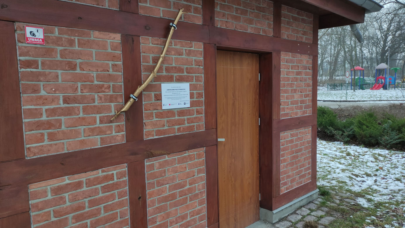 Prześmiewcza tablica pamiątkowa na miejskim szalecie. Ktoś robi sobie żarty z Jarosława Kaczyńskiego i prezydenta Zaleskiego