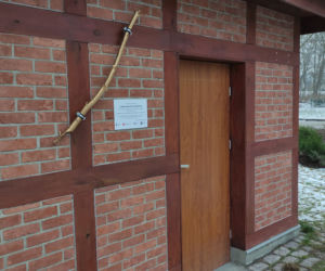 Prześmiewcza tablica pamiątkowa na miejskim szalecie. Ktoś robi sobie żarty z Jarosława Kaczyńskiego i prezydenta Zaleskiego