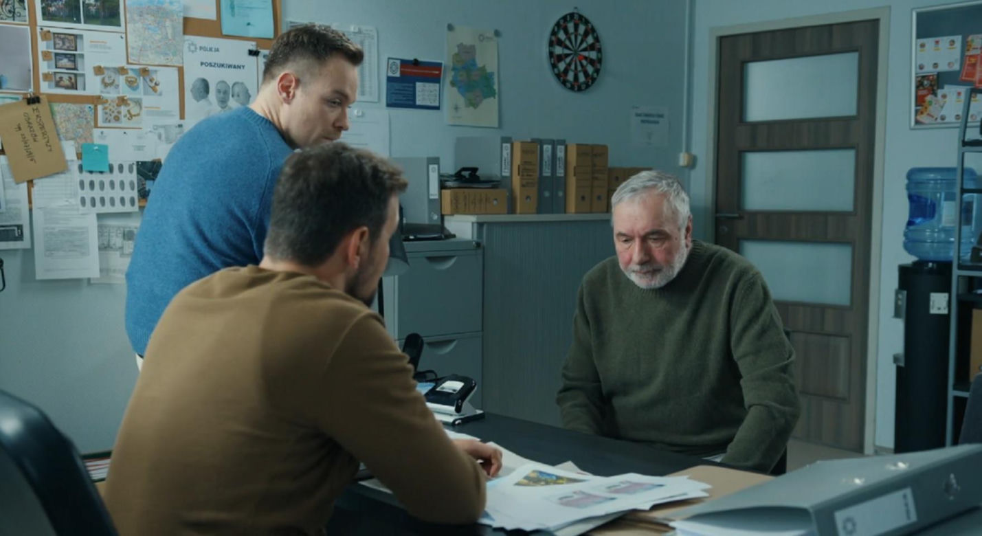 Barwy szczęścia odc. 3245. Andrzej Zastoja (Leon Charewicz),Marcin Kodur (Oskar Stoczyński), Majak (Łukasz Borkowski)