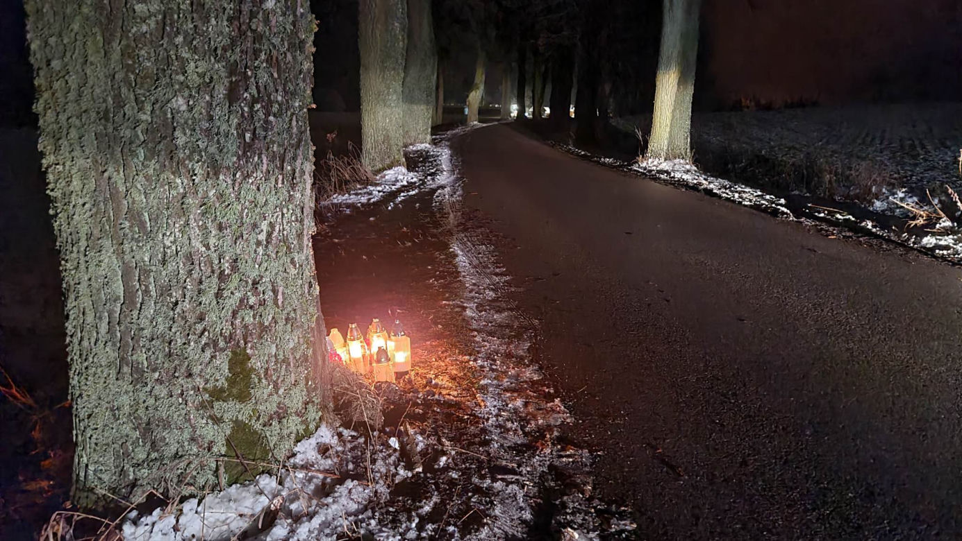 Pod Węgorzewem 25-latka rozbiła się na drzewie. Na miejscu tragedii płoną znicze