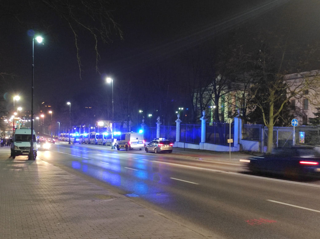 Policja ochrania ambasadę Rosji w Warszawie. Dziesiątki radiowozów