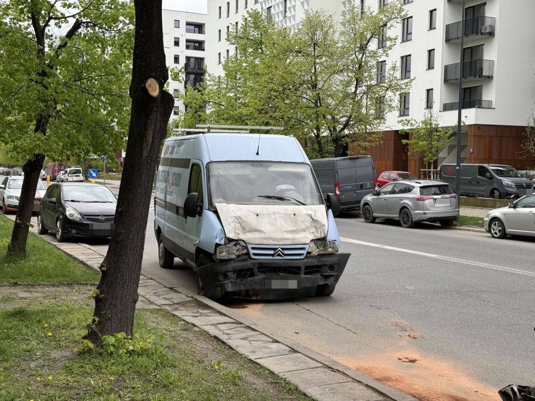 Drogowe domino w Warszawie. Dziewięć aut rozbitych. Kierowca zasnął za kierownicą?