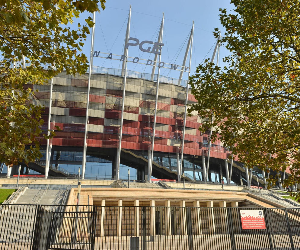 Widok na stadion PGE Narodowy w Warszawie zza drzew. O planowanych zmianach nazwy obiektu przeczytasz w serwisie Eska.