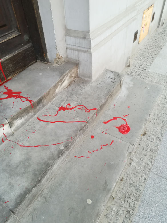 Siedziba ORA w Warszawie oblana farbą