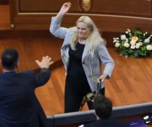 Posłanka obrzuciła premiera jajkami! Wideo hitem sieci