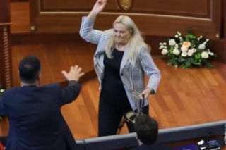 Posłanka obrzuciła premiera jajkami! Wideo hitem sieci