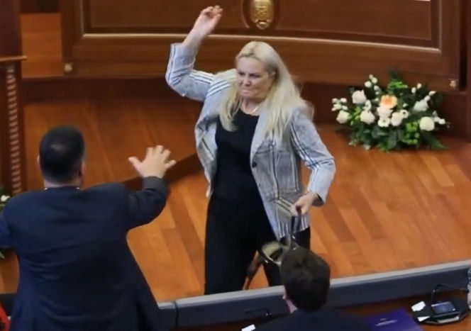Posłanka obrzuciła premiera jajkami! Wideo hitem sieci