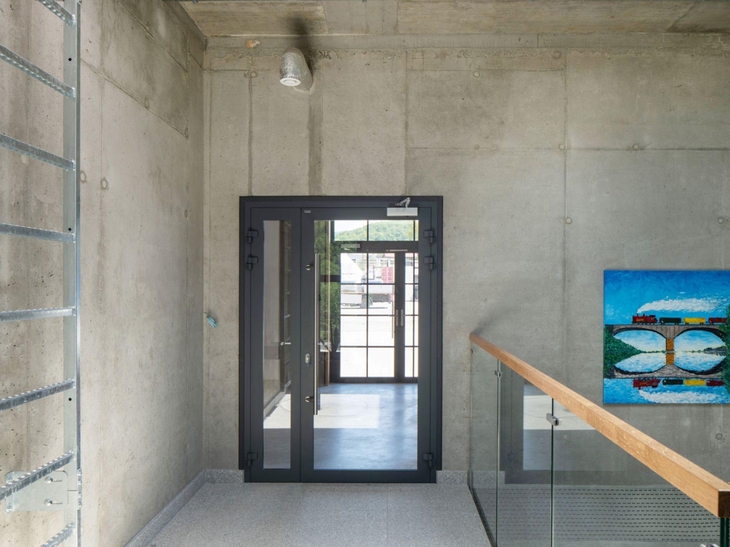 Przeszklone drzwi aluminiowe, szklane balustrady i widoczne instalacje