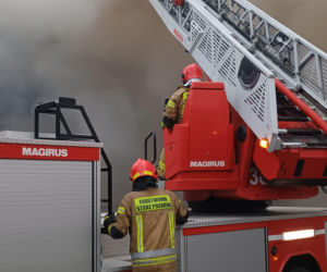 Potężny pożar w Chróścinie niedaleko Góry. Pali się zakład przetwórstwa mięsnego