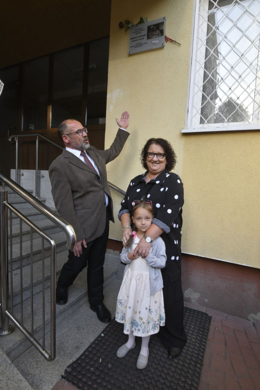 Odsłonili ją córka Mariana Kociniaka Weronika z wnuczką i szef spółdzielni mieszkaniowej "Miedzynarodowa" Andrzej Maciejewski