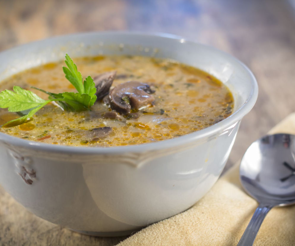 Cytrynowa zupa ze świeżych grzybów