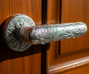 Masz w domu folię aluminiową? Załóż ją na klamkę. Efekt Cię zaskoczy